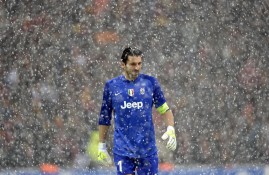 IM电竞sports-C罗巅峰对决，Uzi与60激战老鹰分钟，出色防守胜负难料！